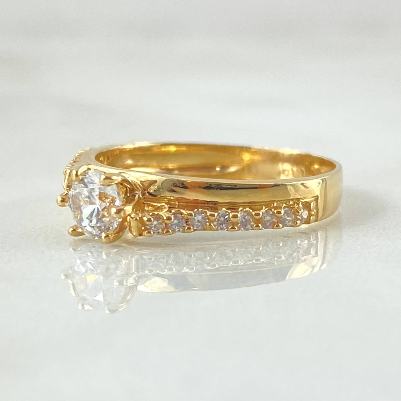 Anillo Solitario Escalera Cruzada 2.35gr / T6 1/2 / Oro Amarillo 18K ©
