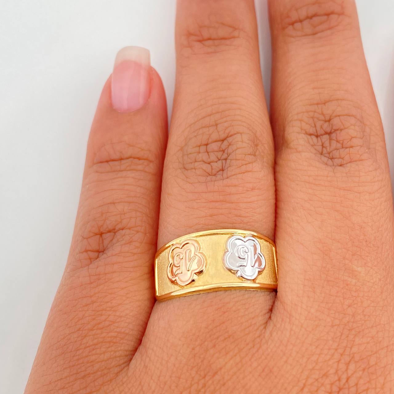 Anillo 15'S Flor 1.8 g / T8 1/2 Tres Oros 18K