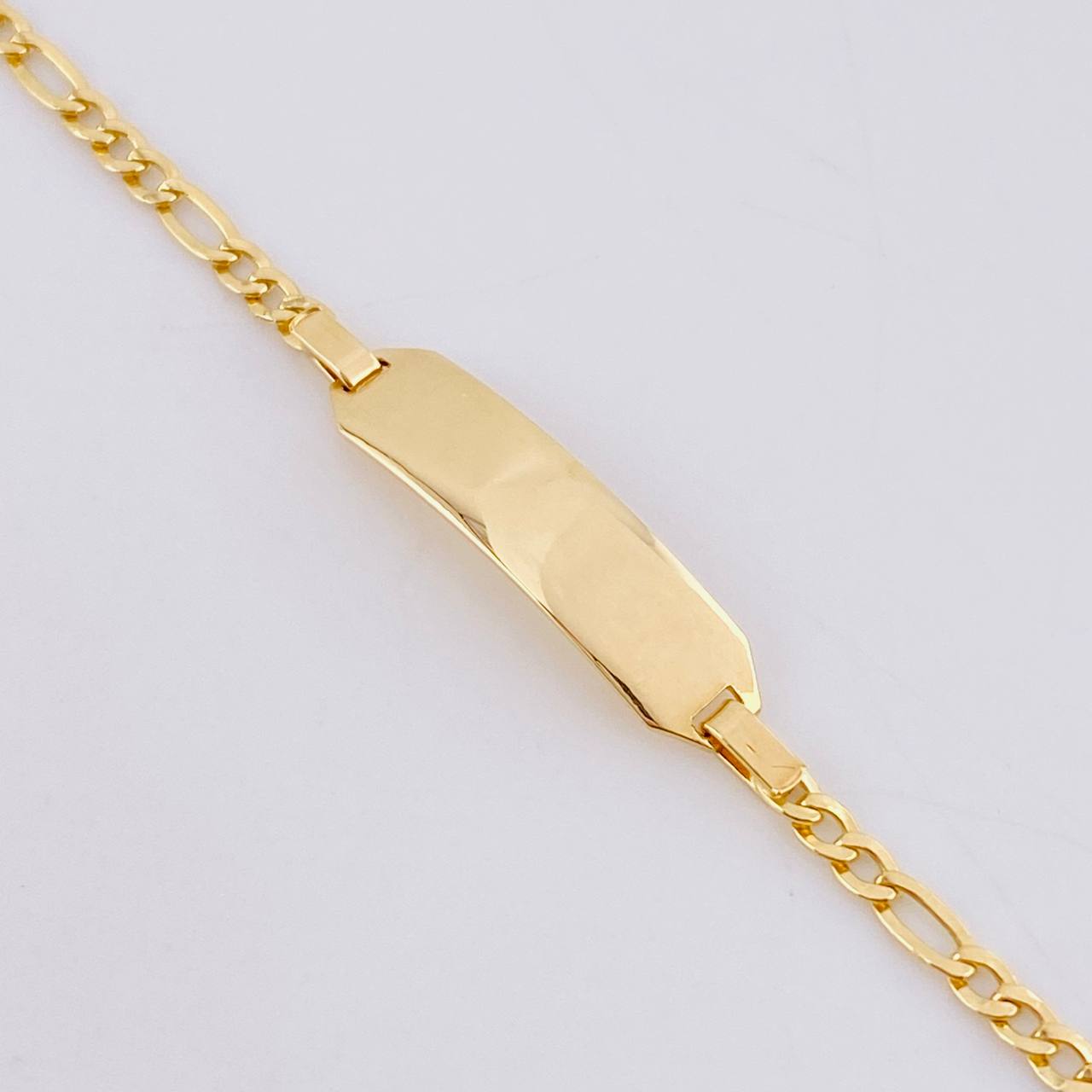 Pulso Figaro Placa Octagonal Curva 2.05gr / 15cm / 2.3mm Oro Amarillo +1 18K