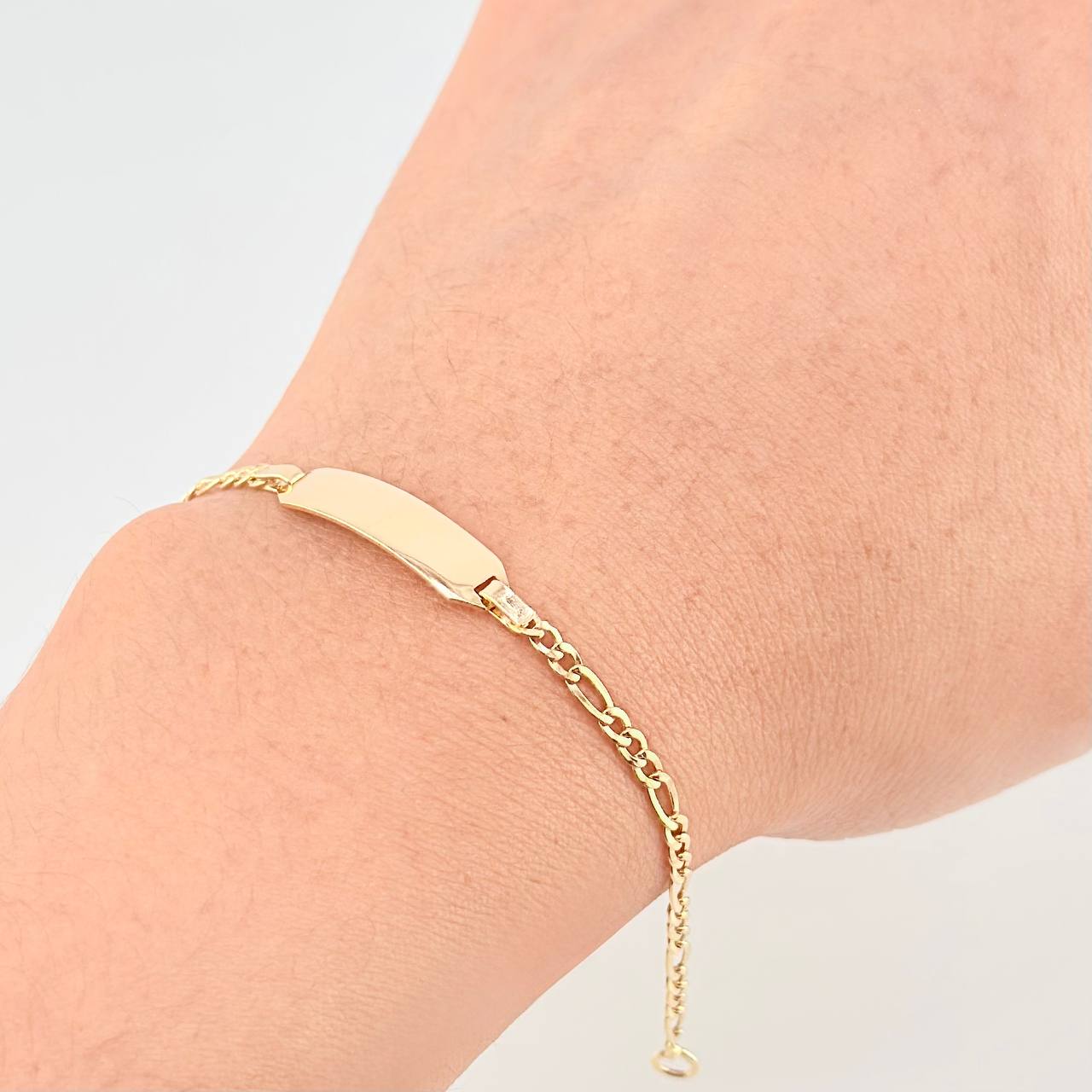 Pulso Figaro Placa Octagonal Curva 2.05gr / 15cm / 2.5mm Oro Amarillo +1 18K ©