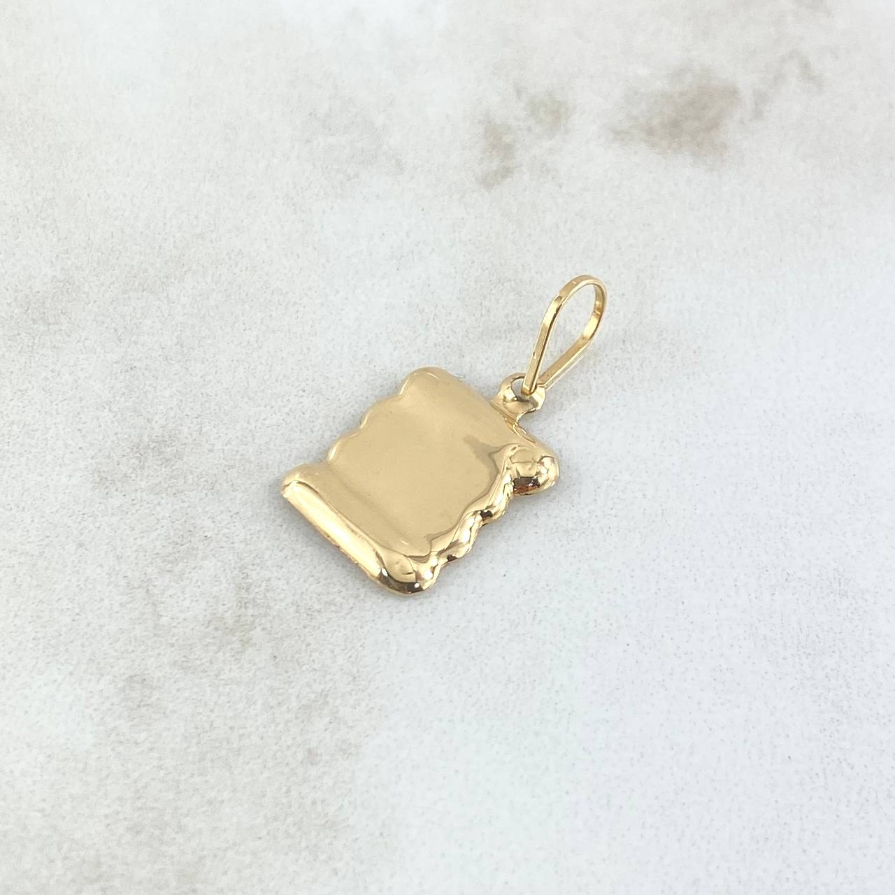 Dije Placa Pergamino 0.65gr / 2.2cm / Oro 18K