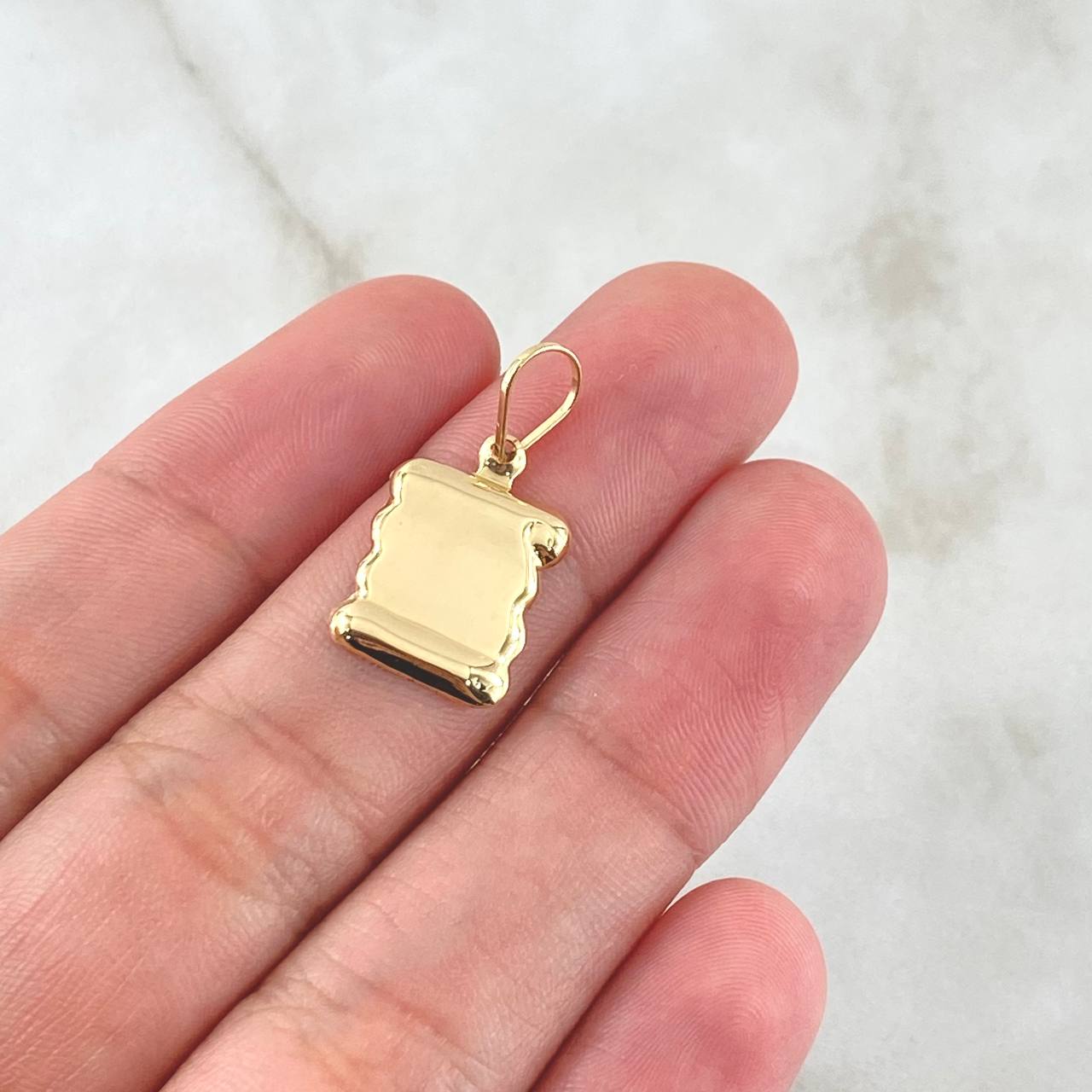 Dije Placa Pergamino 0.65gr / 2.2cm / Oro 18K