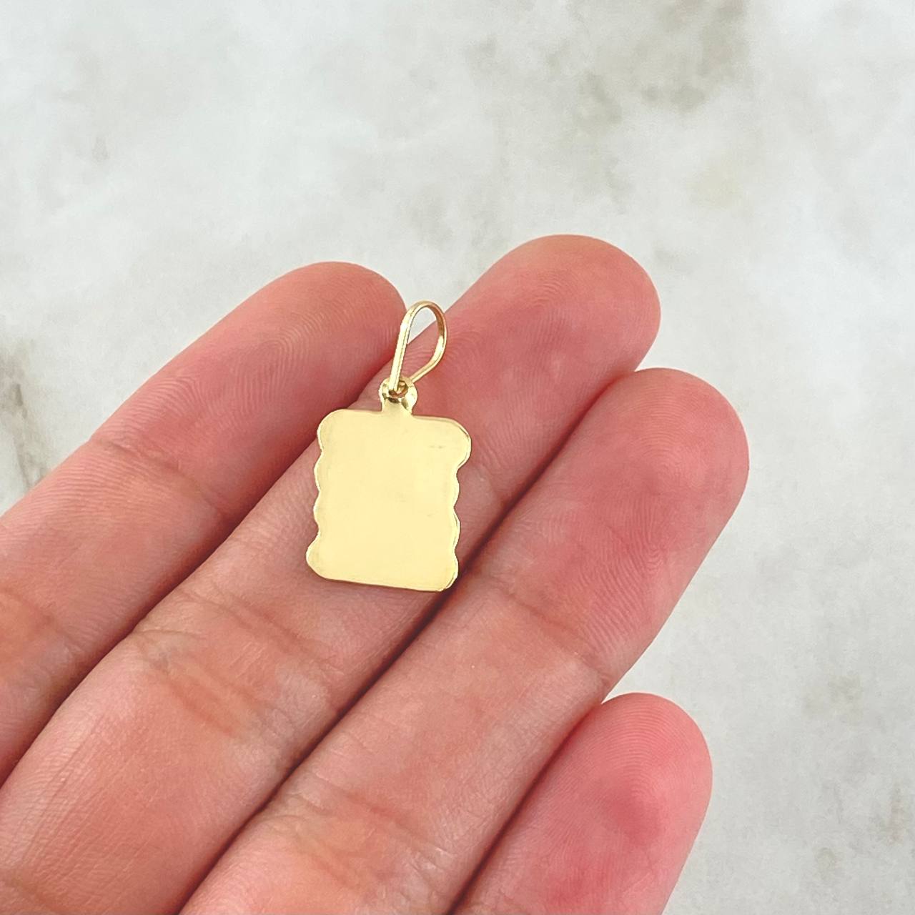 Dije Placa Pergamino 0.95gr / 2.2cm / Lisa Oro Amarillo 18K