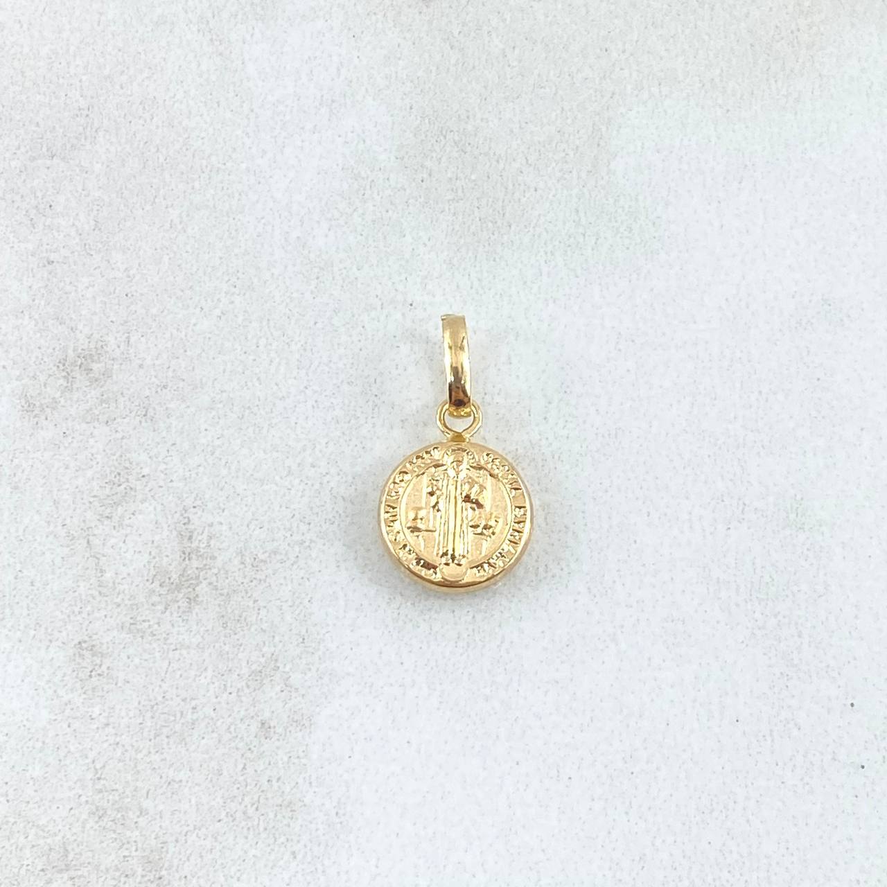 Dije San Benito 0.8gr / 2.1cm / Cargador Liso Oro Amarillo 18K ©