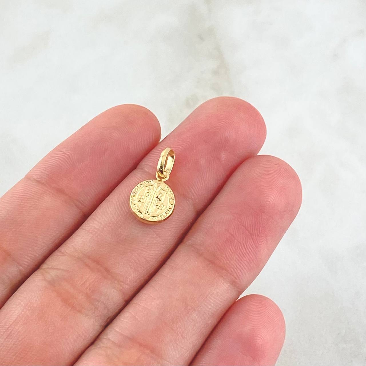 Dije San Benito 0.8gr / 2.1cm / Cargador Liso Oro Amarillo 18K ©