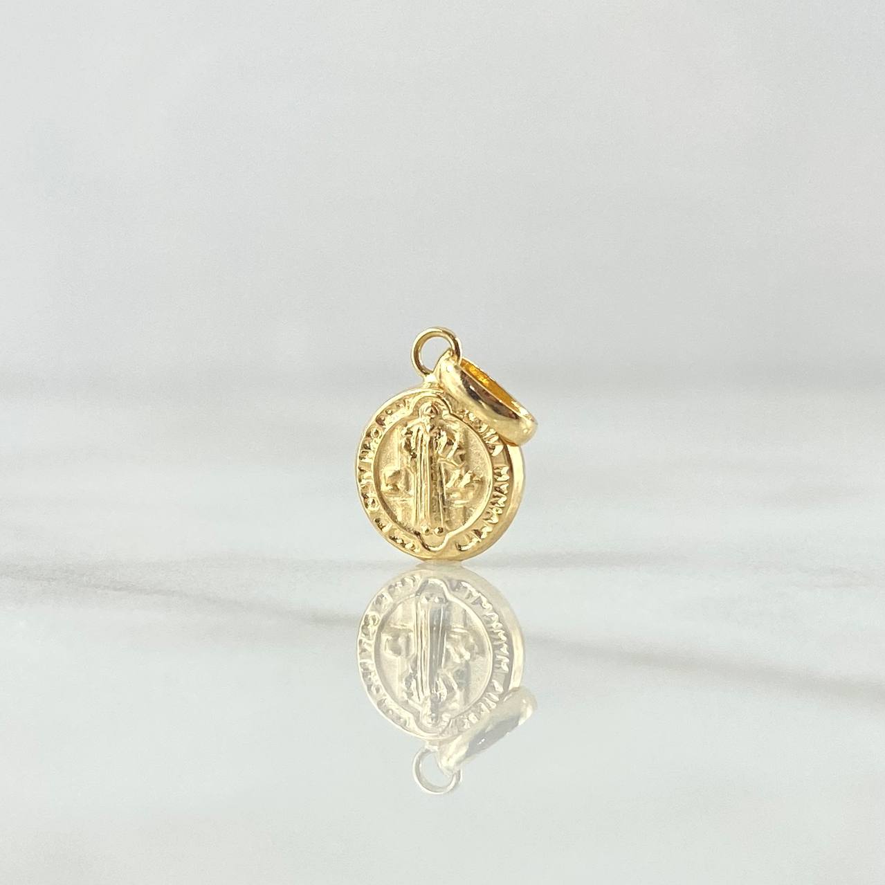 Dije San Benito 0.8gr / 2.1cm / Cargador Liso Oro Amarillo 18K ©