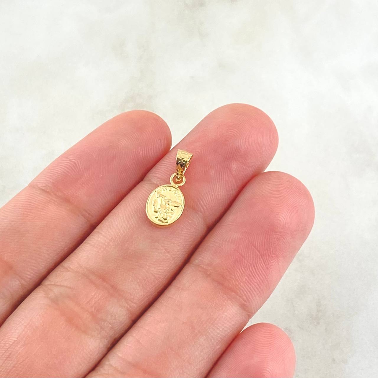 Dije San Miguel Arcángel 0.3gr / 1.5cm / Cargador Bordeado Oro Amarillo 18K ©