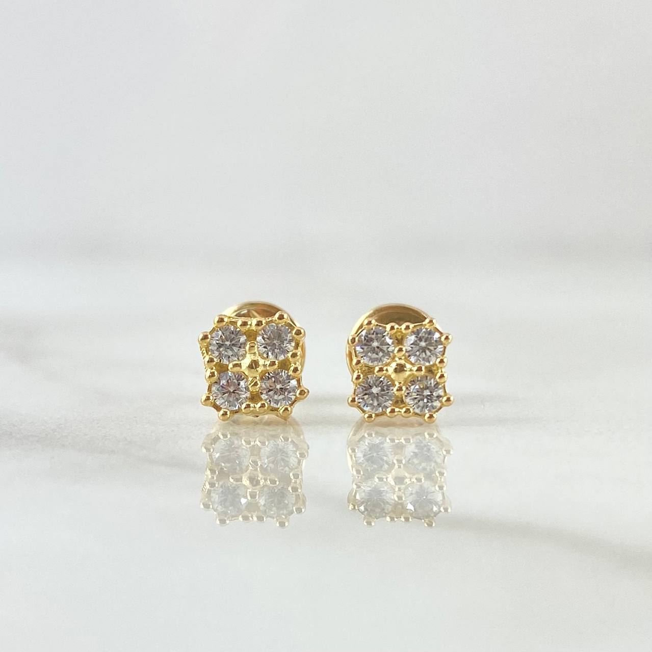 Topos Flor Cuadrada 1.15gr / 5.7mm Circones Blancos Oro Amarillo 18K
