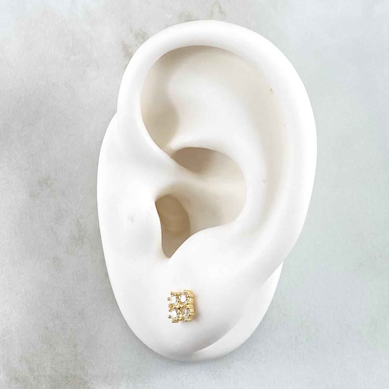 Topos Flor Cuadrada 1.15gr / 5.7mm Circones Blancos Oro Amarillo 18K