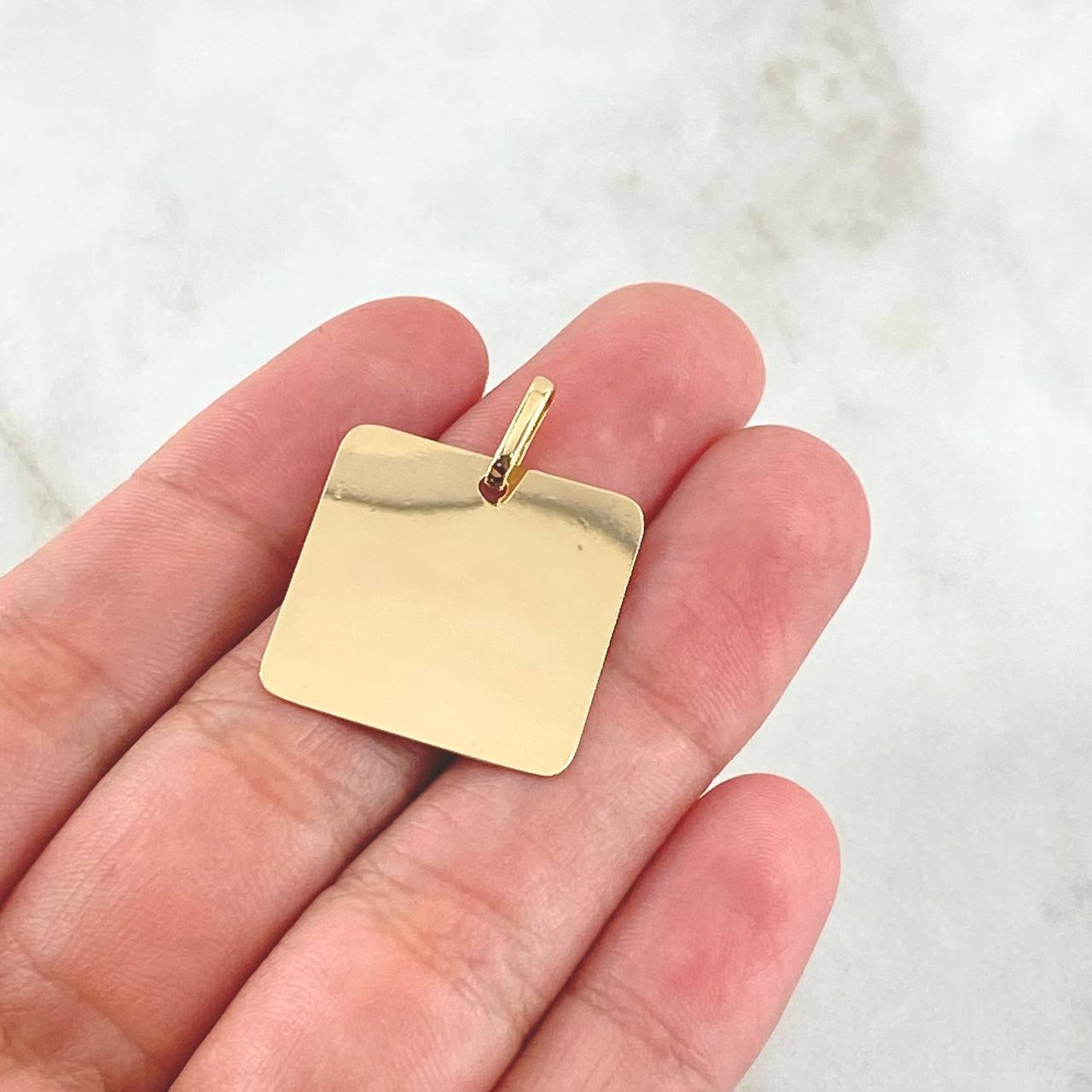 Dije Cuadrada 2.2gr / 2.2cm-2.7cm / Lisa Oro Amarillo 18K