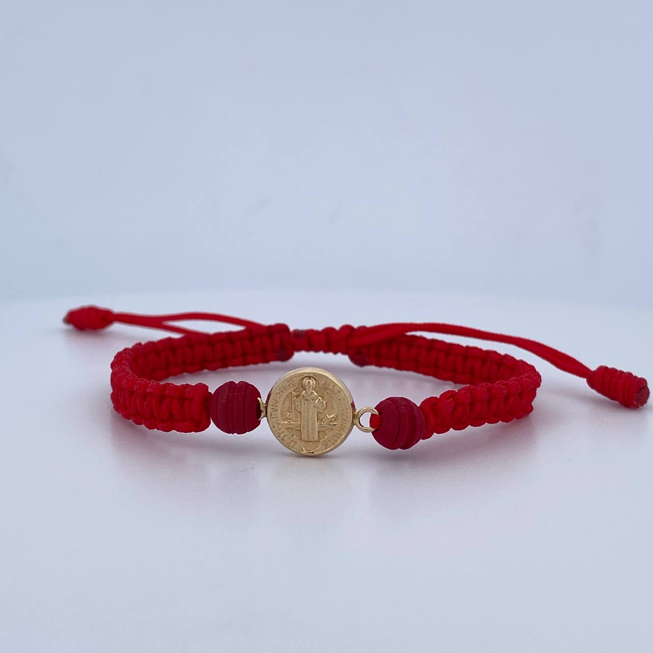 Pulsera Tejida Roja San Benito 0.7gr / Oro Amarillo 18K $