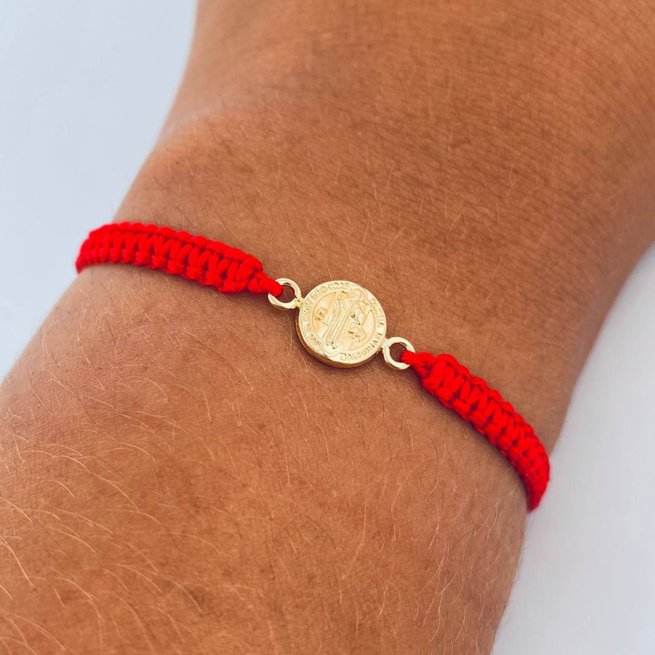 Pulsera Tejida Roja San Benito 0.5gr / Oro Amarillo 18K $