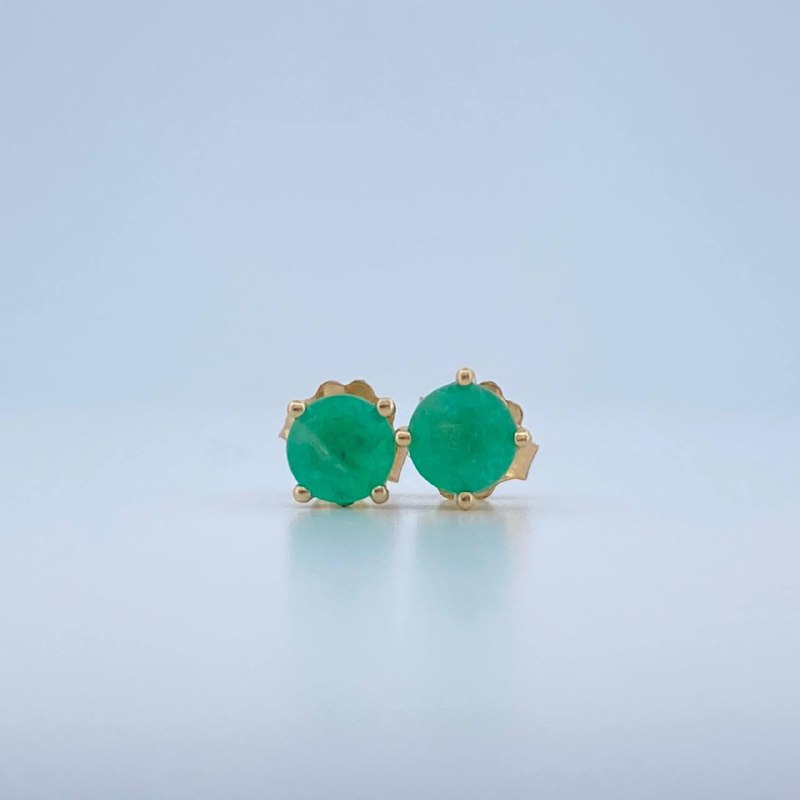 Topos Cuatro Garras Esmeralda 0.95gr / Oro Amarillo 18K %