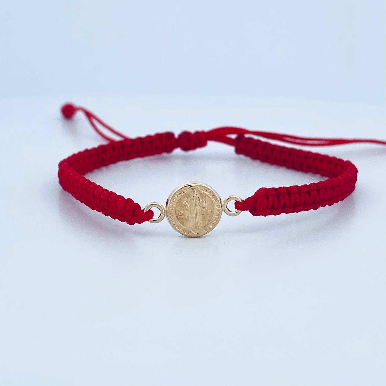 Pulsera Tejida Roja San Benito 0.5gr / Oro Amarillo 18K $