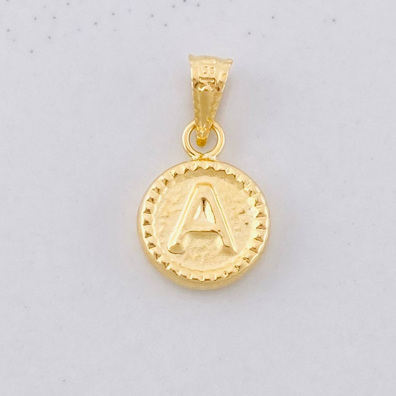 Dije Circulo Letra A 0.4g / 1.5cm Oro Amarillo 18K