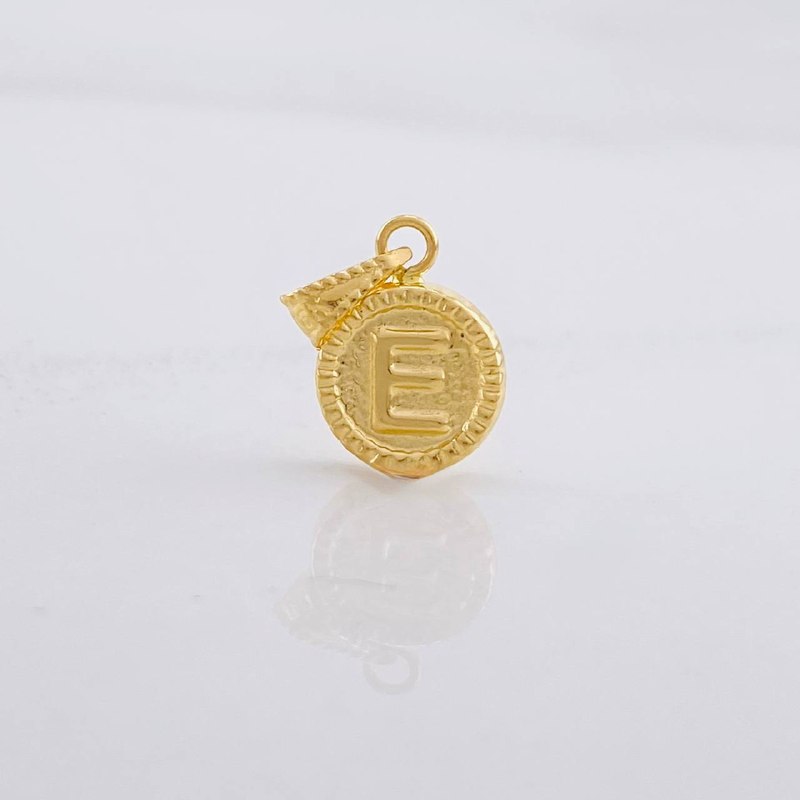 Dije Circulo Letra E 0.4g / 1.5cm Oro Amarillo 18K