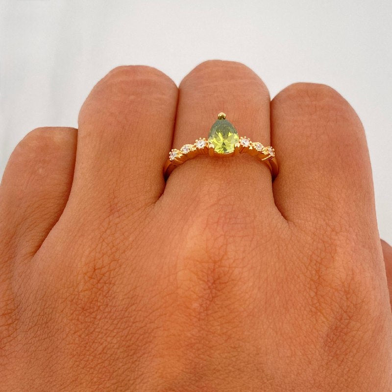 Anillo Solitario Gota 2.15 g / T7 3/4 Oro Amarillo 18K