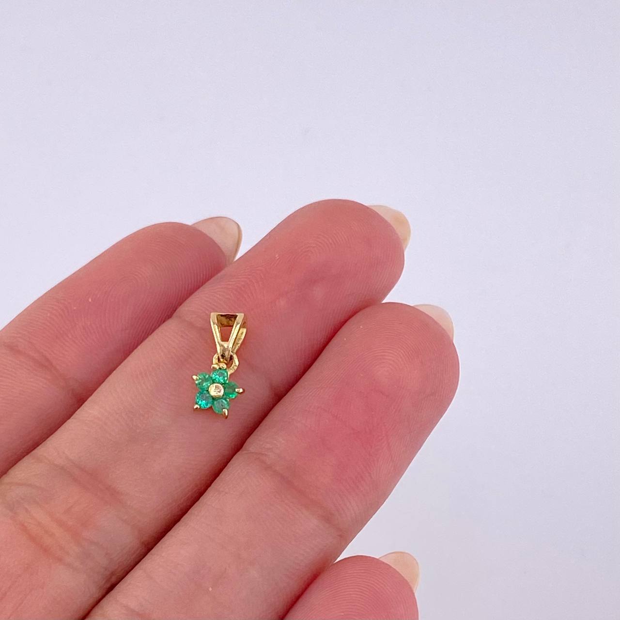 Dije Flor 5 Petalos Esmeraldas 0,15Pts 0.45 g / 1.3 cm Oro Amarillo 18K
