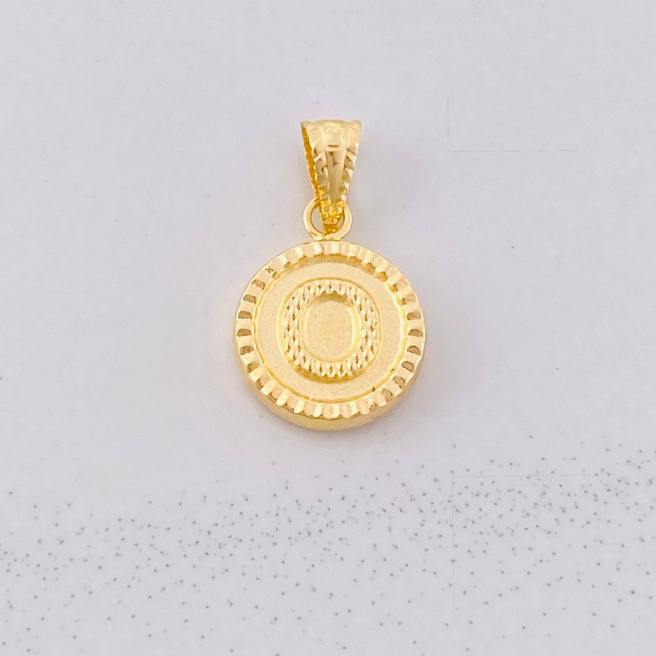 Dije Circulo Letra O 0.6g / 1.7cm Oro Amarillo 18K