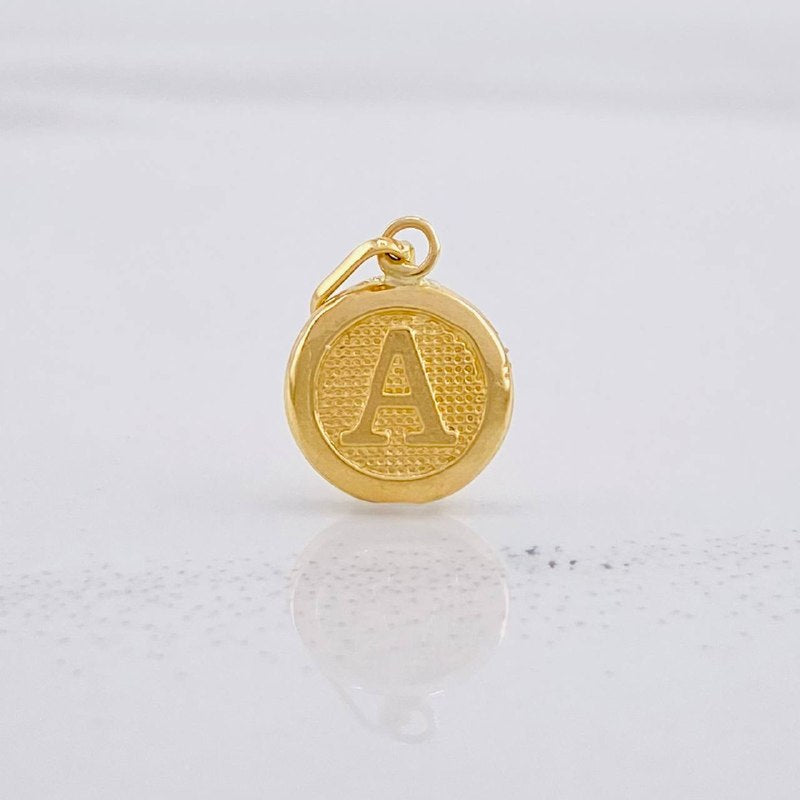 Dije Circulo Letra a 0.4g / 1.5cm Oro Amarillo 18K