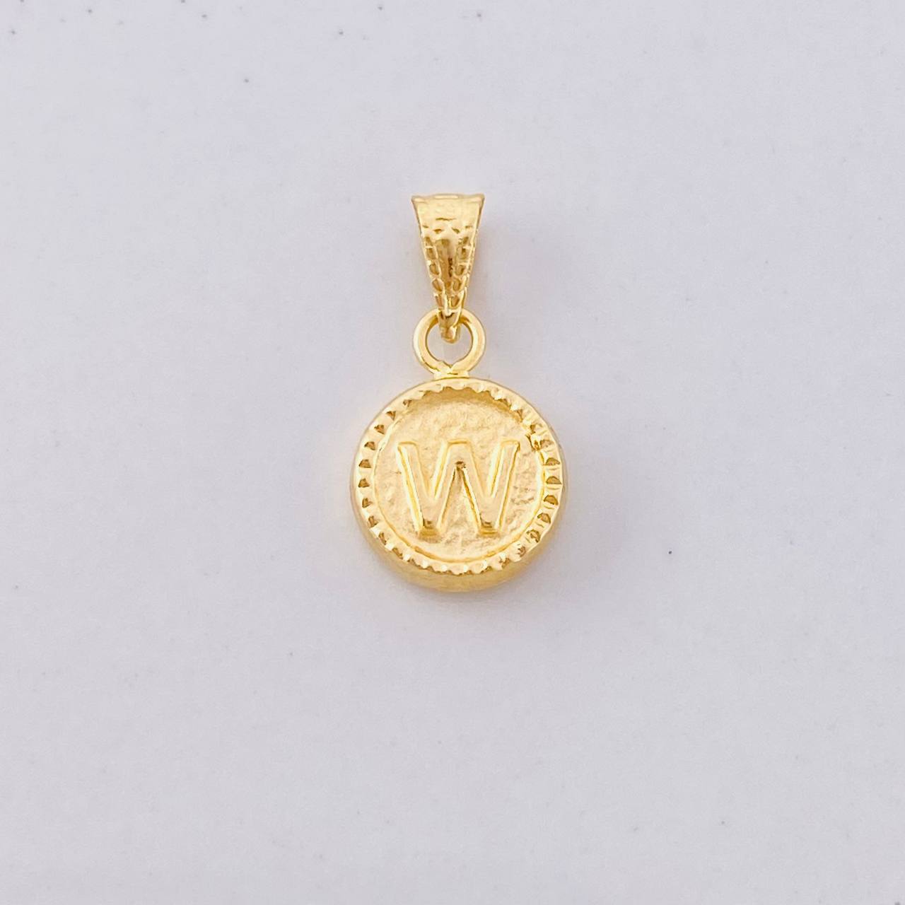 Dije Circulo Letra W 0.45g / 1.5cm Oro Amarillo 18K