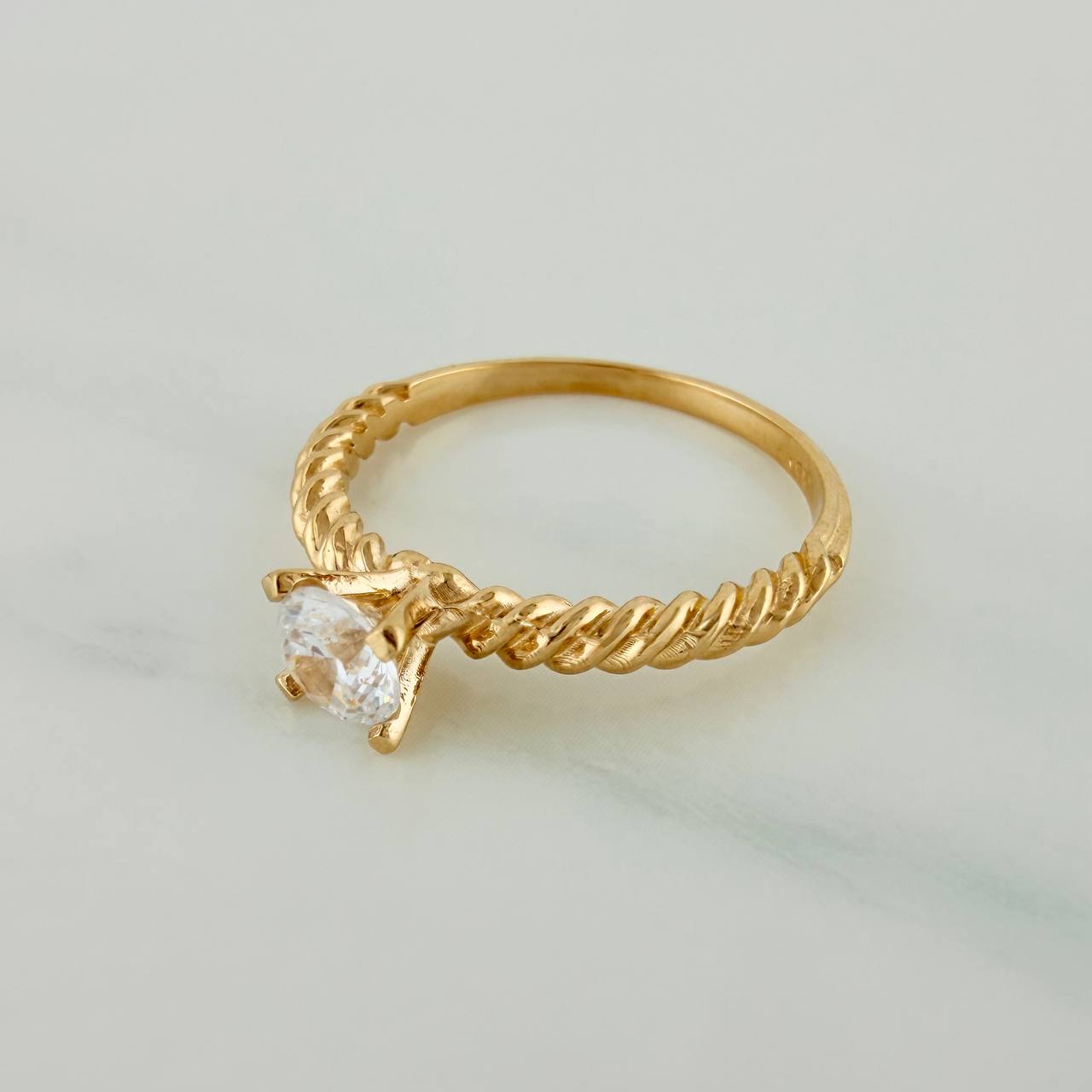 Anillo Solitario Trenzado 2.55gr / T7 1/4 / 2.4cm / Oro Amarillo 18K $