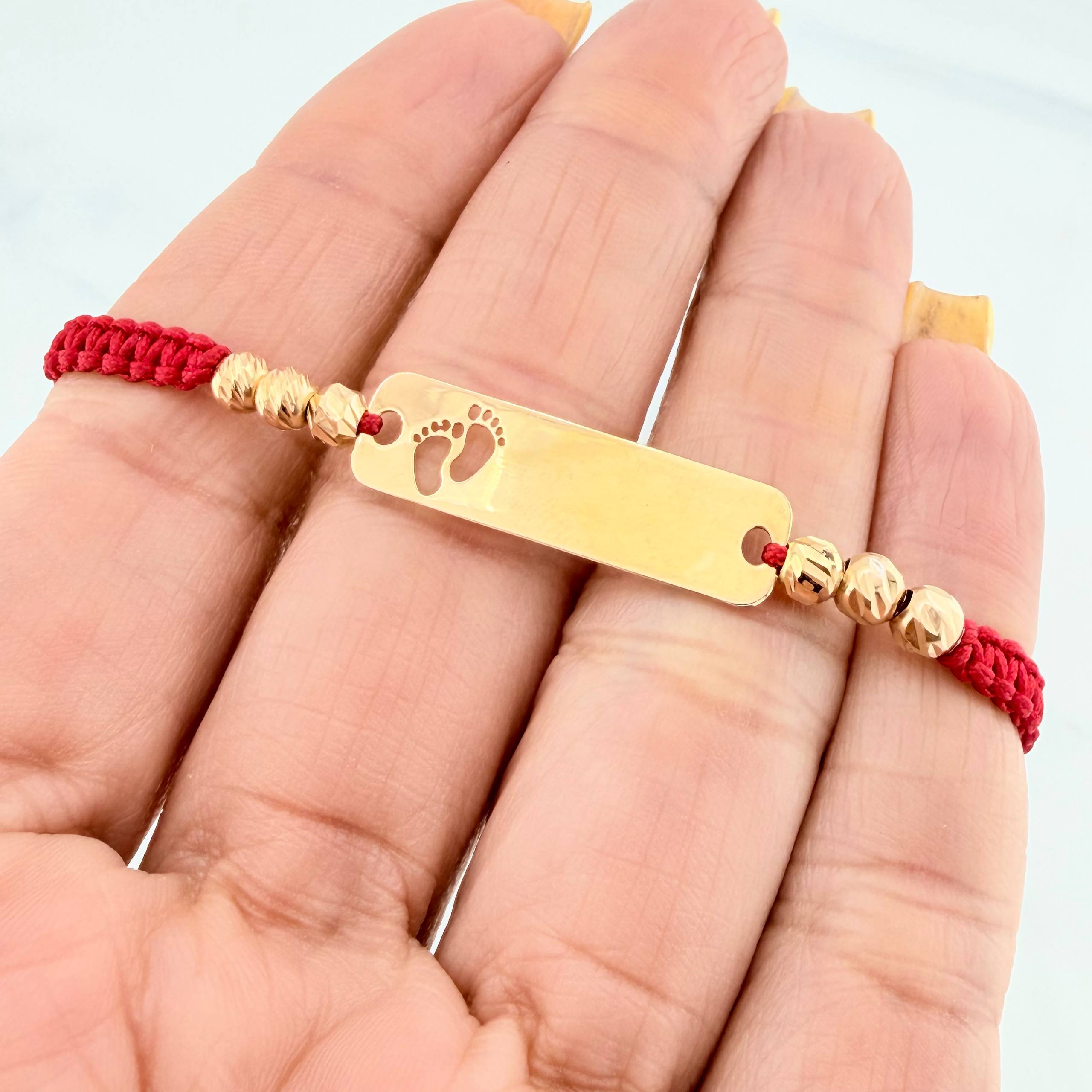 Pulsera Tejida Roja Placa Huellitas Oro Amarillo 18K