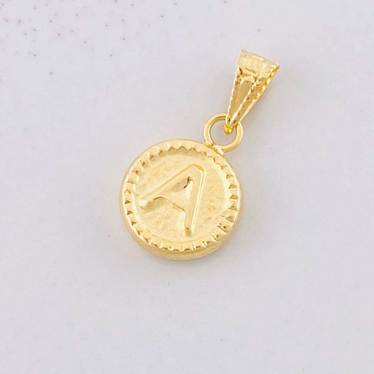 Dije Circulo Letra A 0.4g / 1.5cm Oro Amarillo 18K