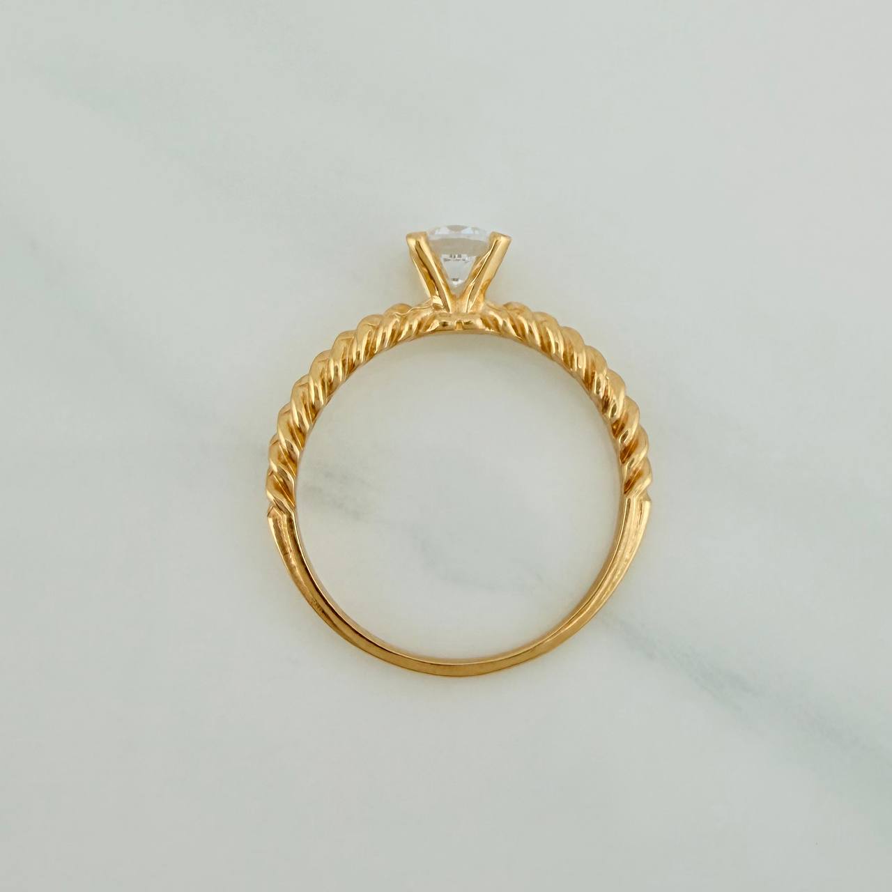 Anillo Solitario Trenzado 2.55gr / T7 1/4 / 2.4cm / Oro Amarillo 18K $