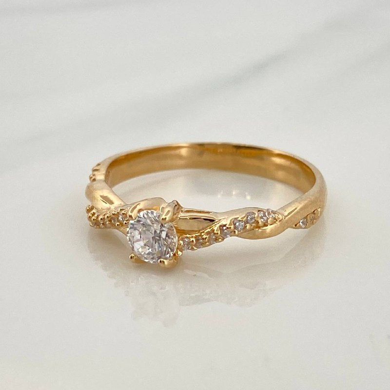 Anillo Solitario Entrelazado 3.35gr / T8 1/4 / Oro Amarillo 18K &