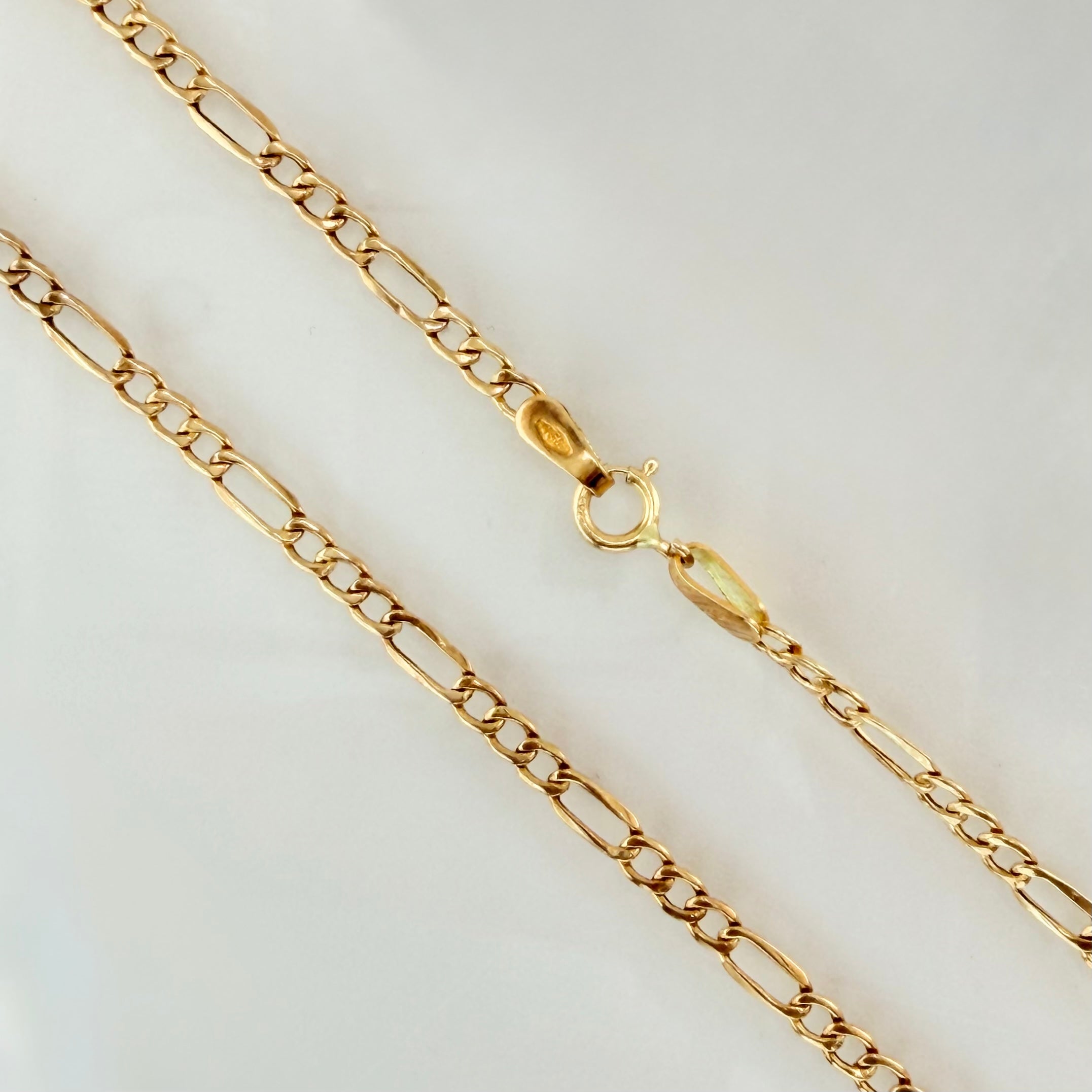 Cadena Figaro 2.25gr / 50cm / 2.6mm Oro Amarillo +1 18K ©