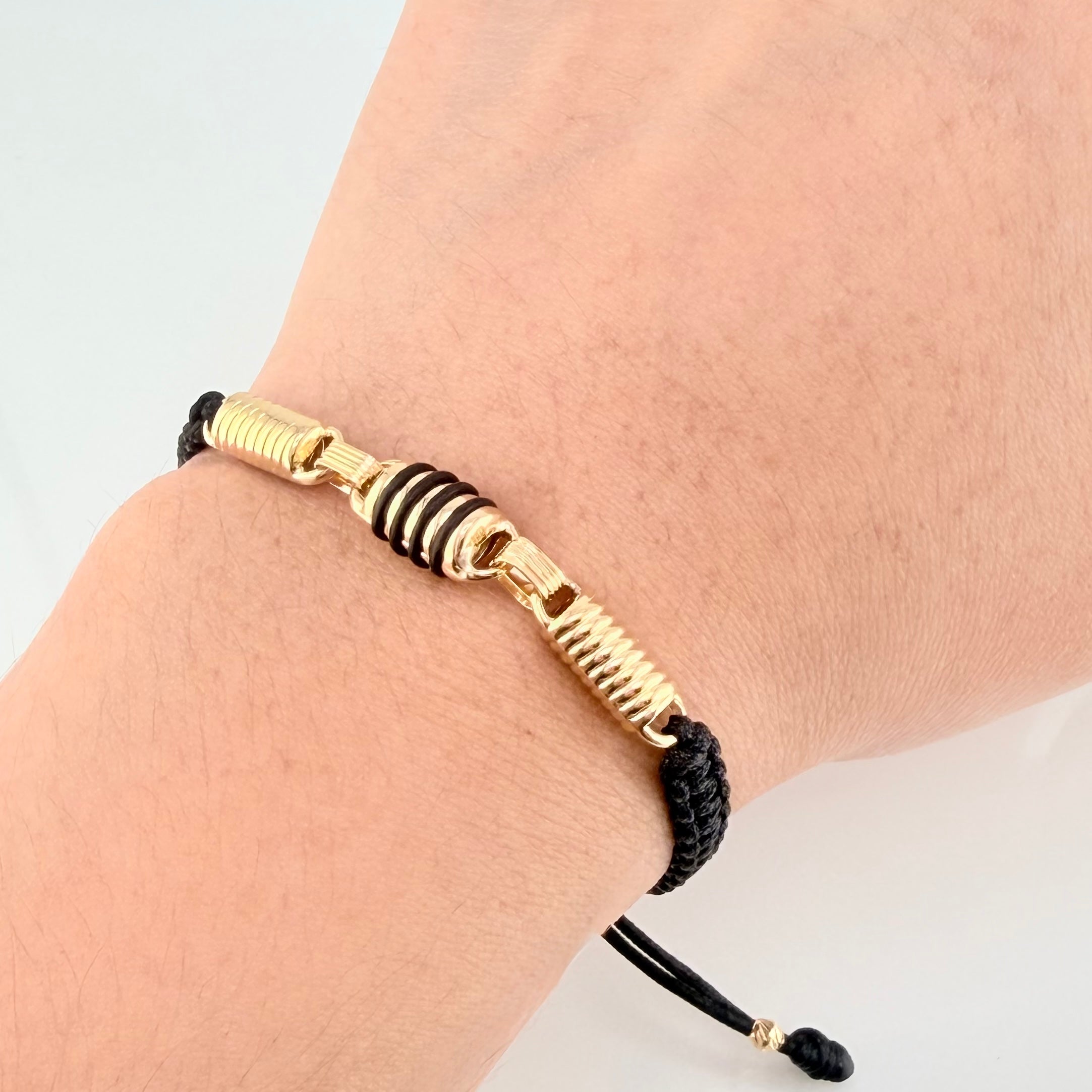 Pulsera Negra Herraje Retazo Rustico 1.95gr / 3mm Oro Amarillo 18K *