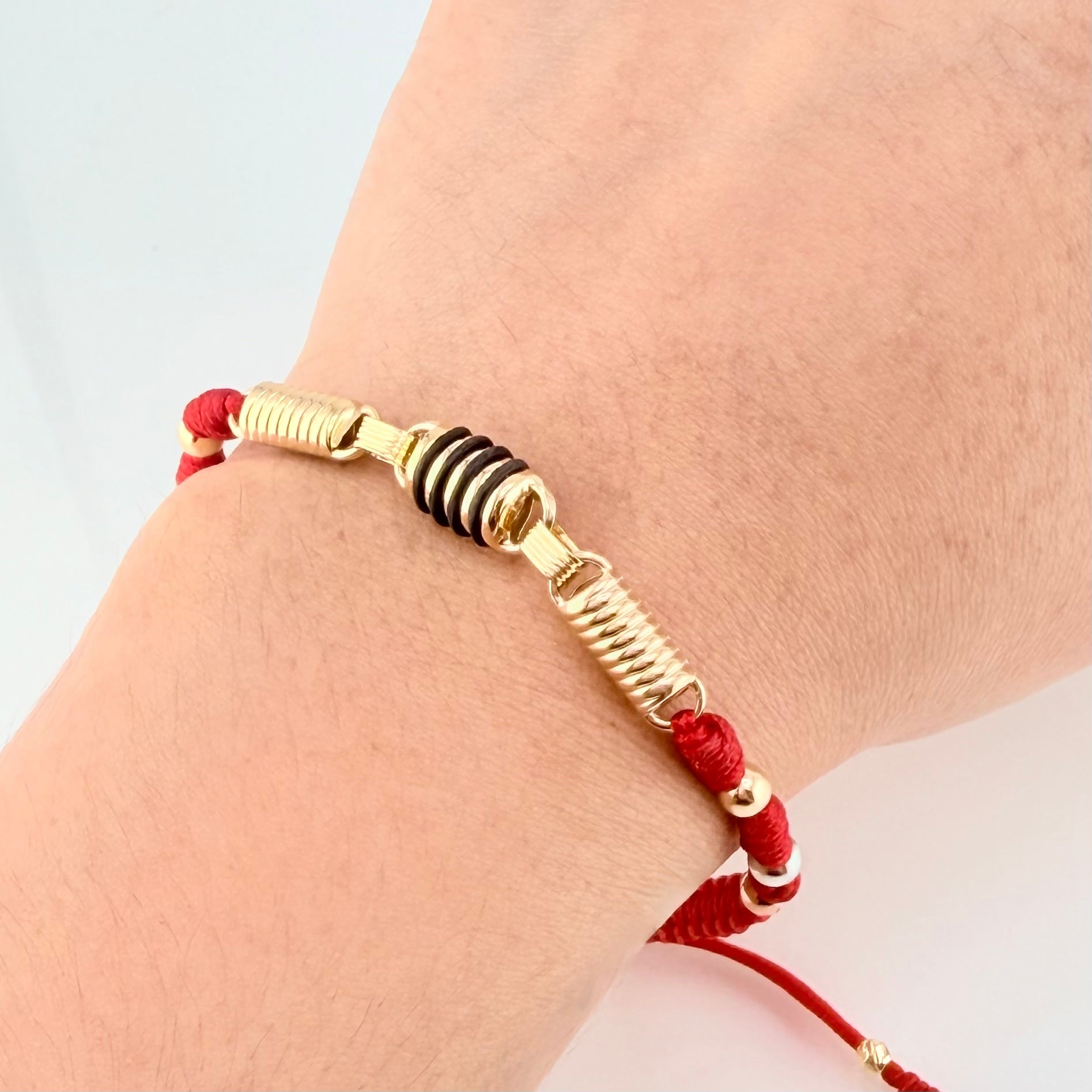 Pulsera Roja Herraje Retazo Rustico 2.4gr / 4mm-3mm Tres Oros 18K *