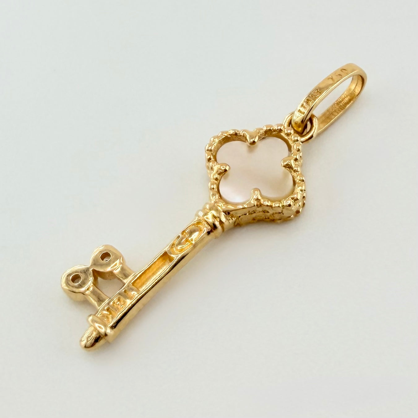 Dije Llave Trebol 1.4gr / 2.9cm / Oro Amarillo Nac.Esp. 18K *