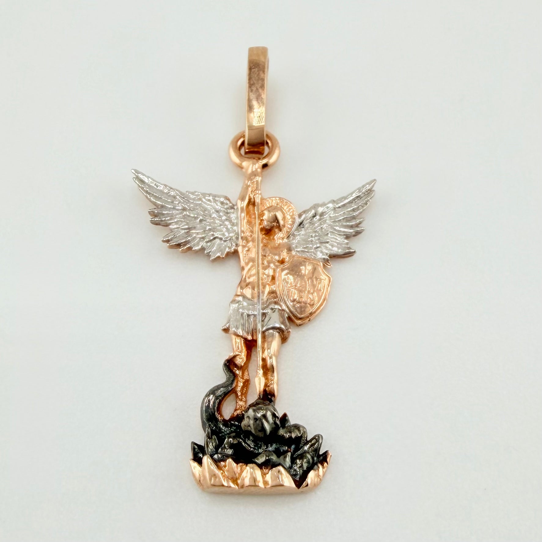 Dije San Miguel Arcangel 1.7gr / 2.7cm / Dos Oros Blanco Rosa 18K *