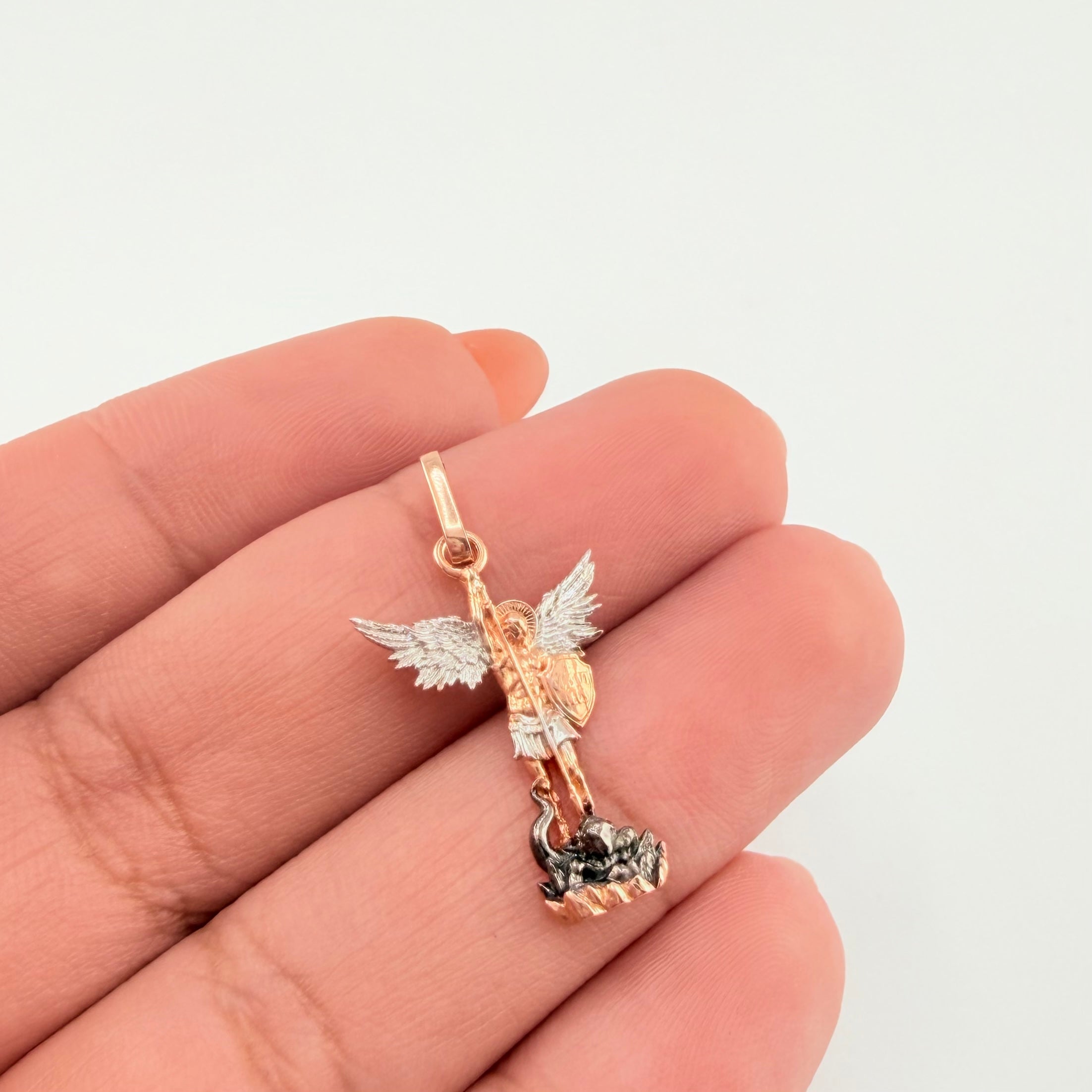 Dije San Miguel Arcangel 1.7gr / 2.7cm / Dos Oros Blanco Rosa 18K *