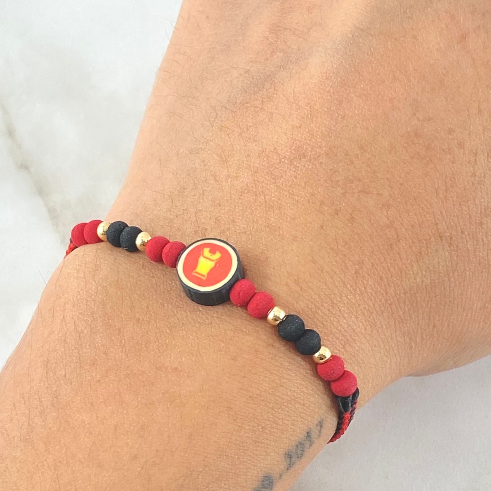 Pulsera Roja Casco Super Héroe 0.2gr / Oro 18K (A.C)