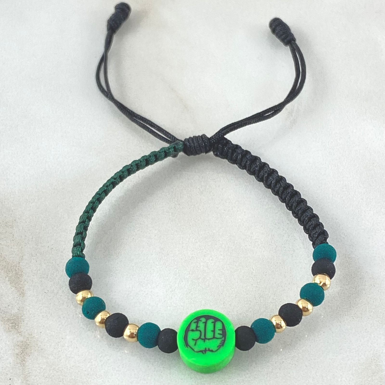 Pulsera Negra Puño Super Héroe 6 Und Oro 18K (A.C)