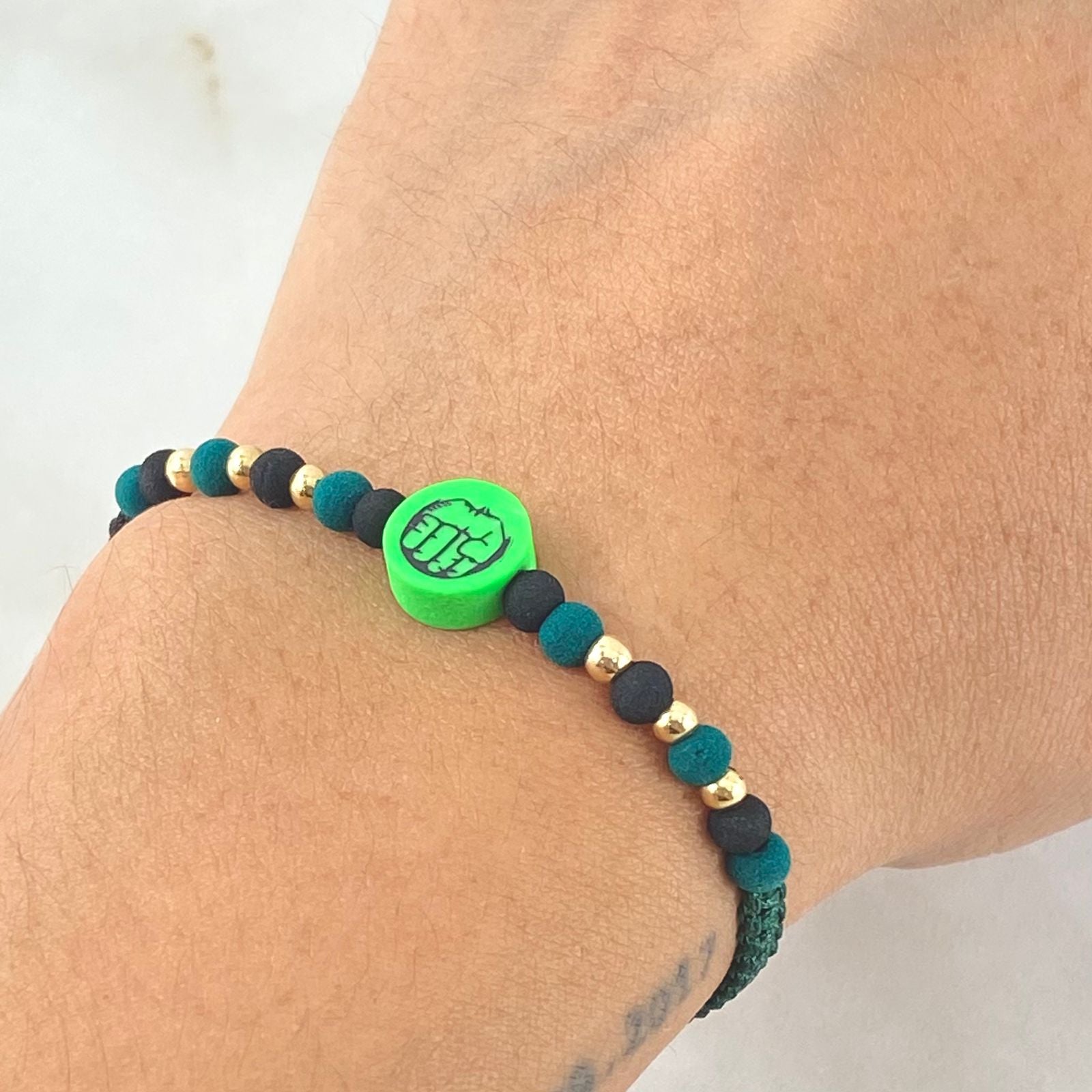 Pulsera Negra Puño Super Héroe 6 Und Oro 18K (A.C)