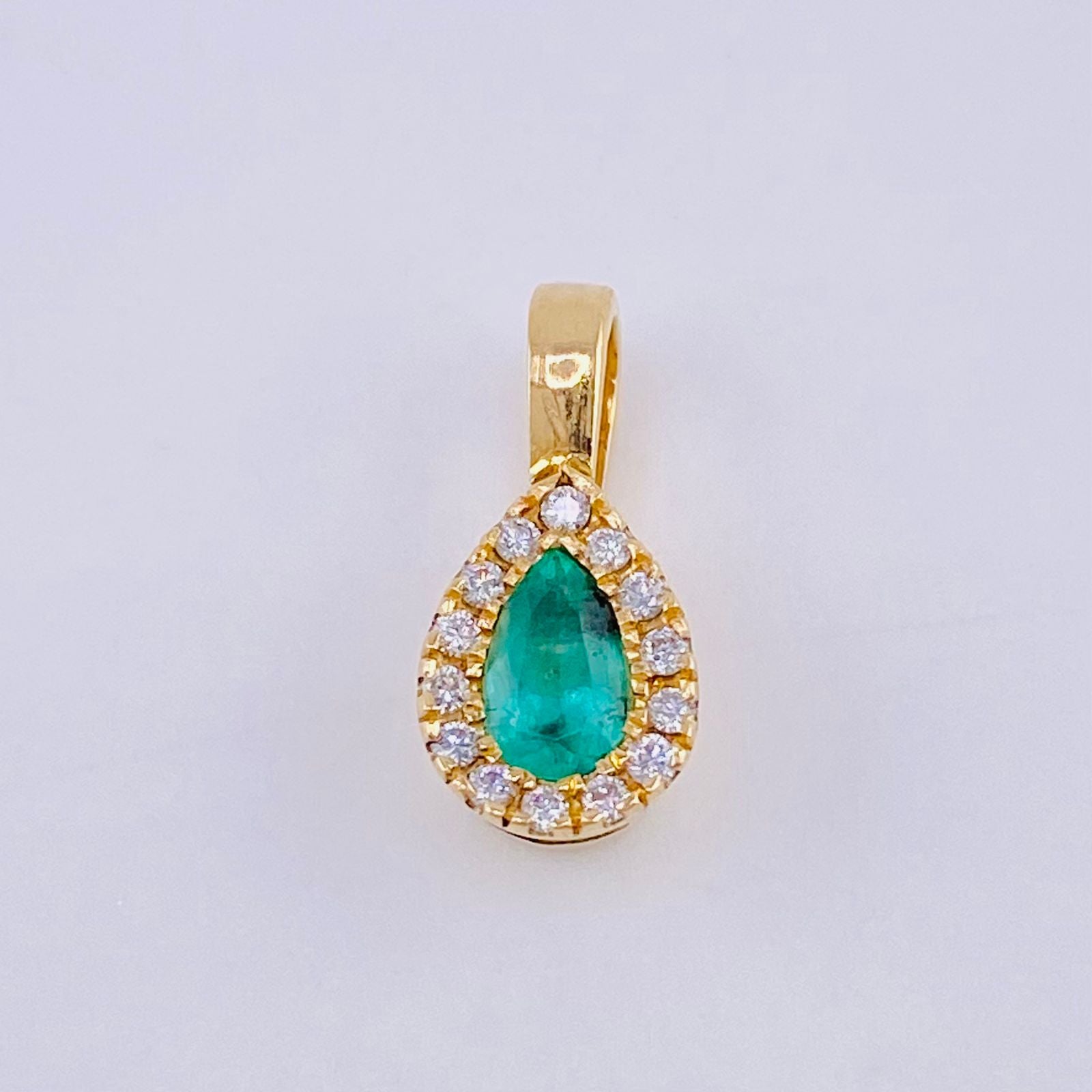 Dije Gota Borde Tupido Esmeraldas 35pts Diamantes 14pts 1.1gr / 1.3cm / Oro Amarillo 18K © (Oferta)
