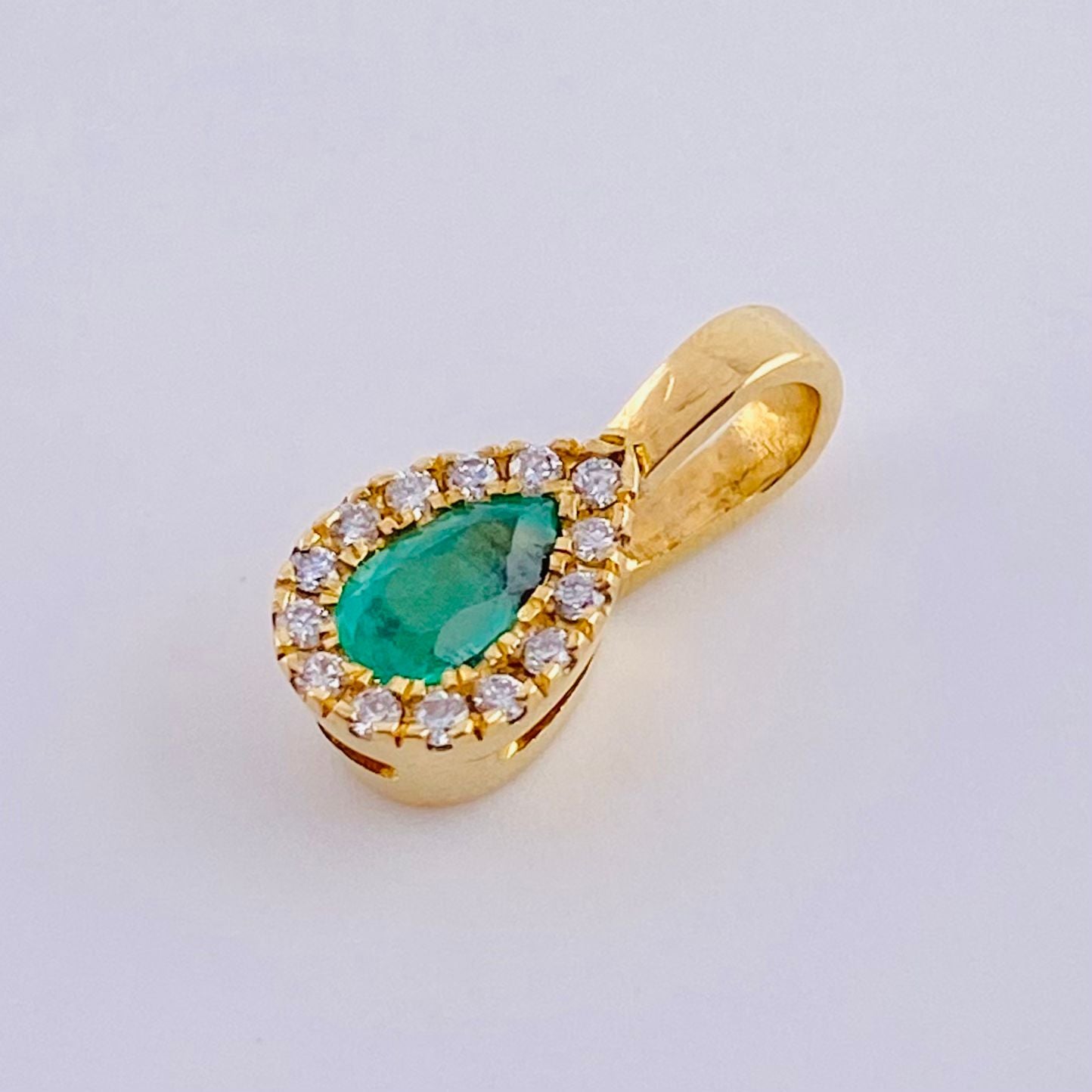 Dije Gota Borde Tupido Esmeraldas 35pts Diamantes 14pts 1.1gr / 1.3cm / Oro Amarillo 18K © (Oferta)