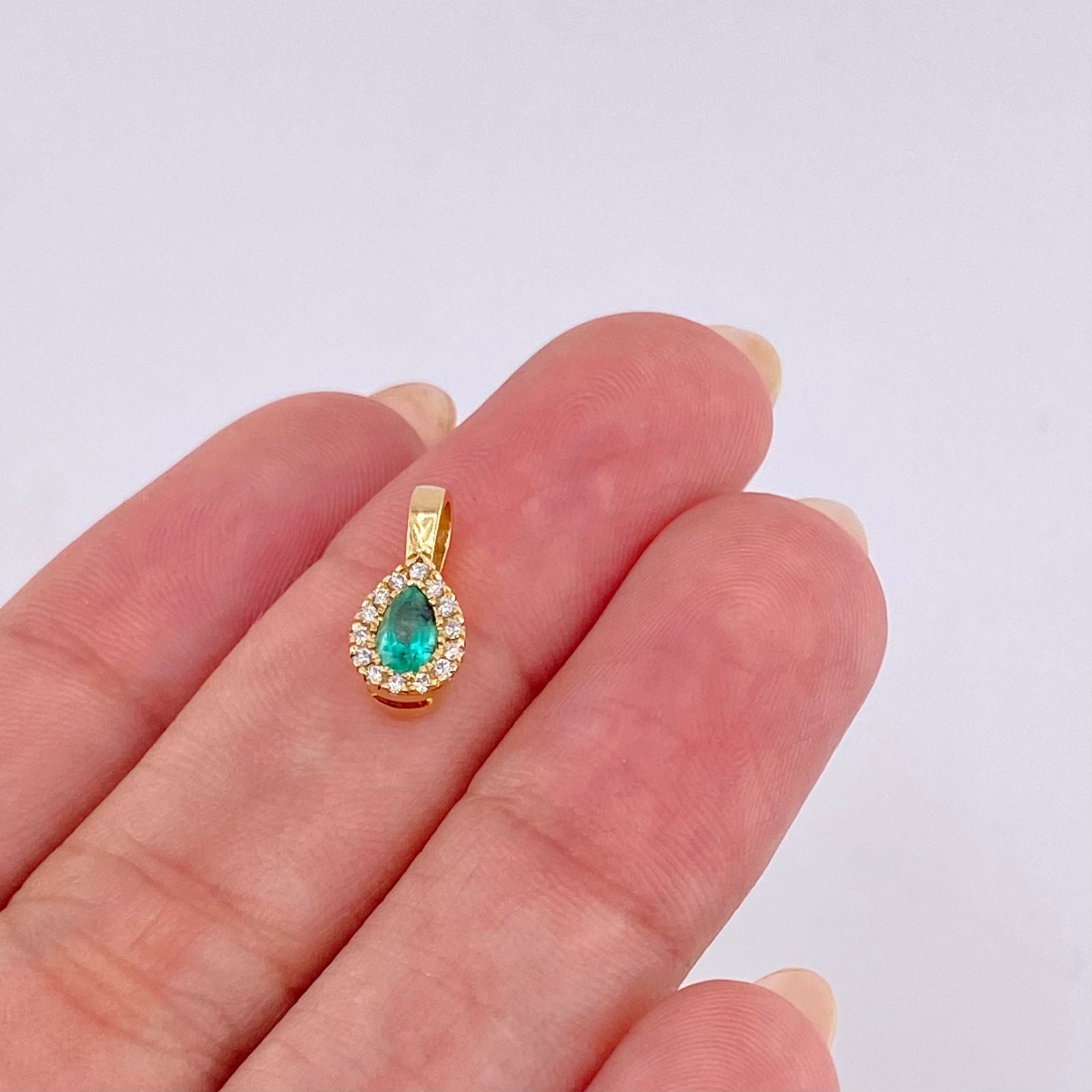 Dije Gota Borde Tupido Esmeraldas 35pts Diamantes 14pts 1.1gr / 1.3cm / Oro Amarillo 18K © (Oferta)