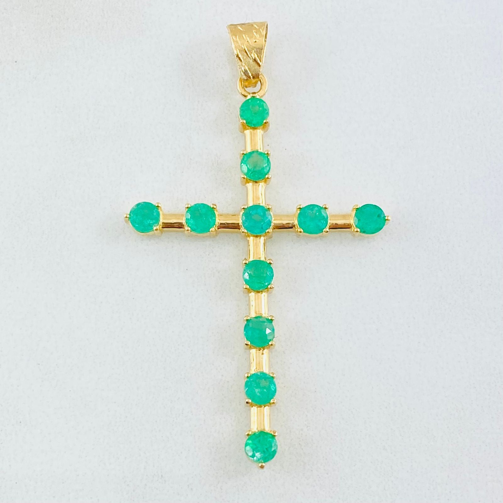 Dije Crúz Baculada 3gr / 4.6cm / Esmeraldas 1.21 Qts Oro Amarillo 18K (Joya) *