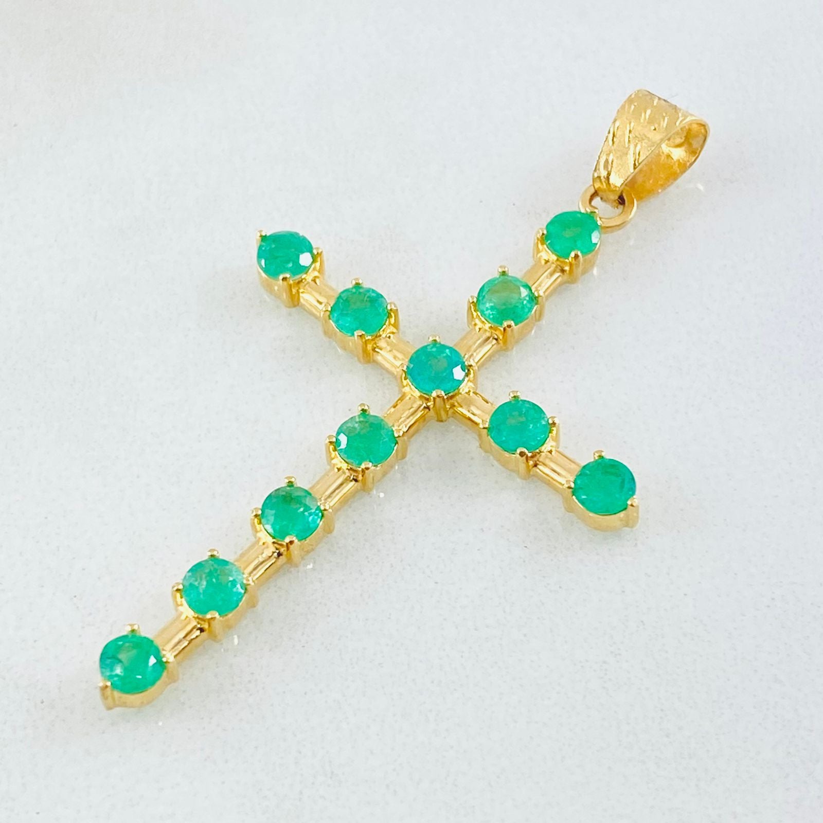 Dije Crúz Baculada 3gr / 4.6cm / Esmeraldas 1.21 Qts Oro Amarillo 18K (Joya) *