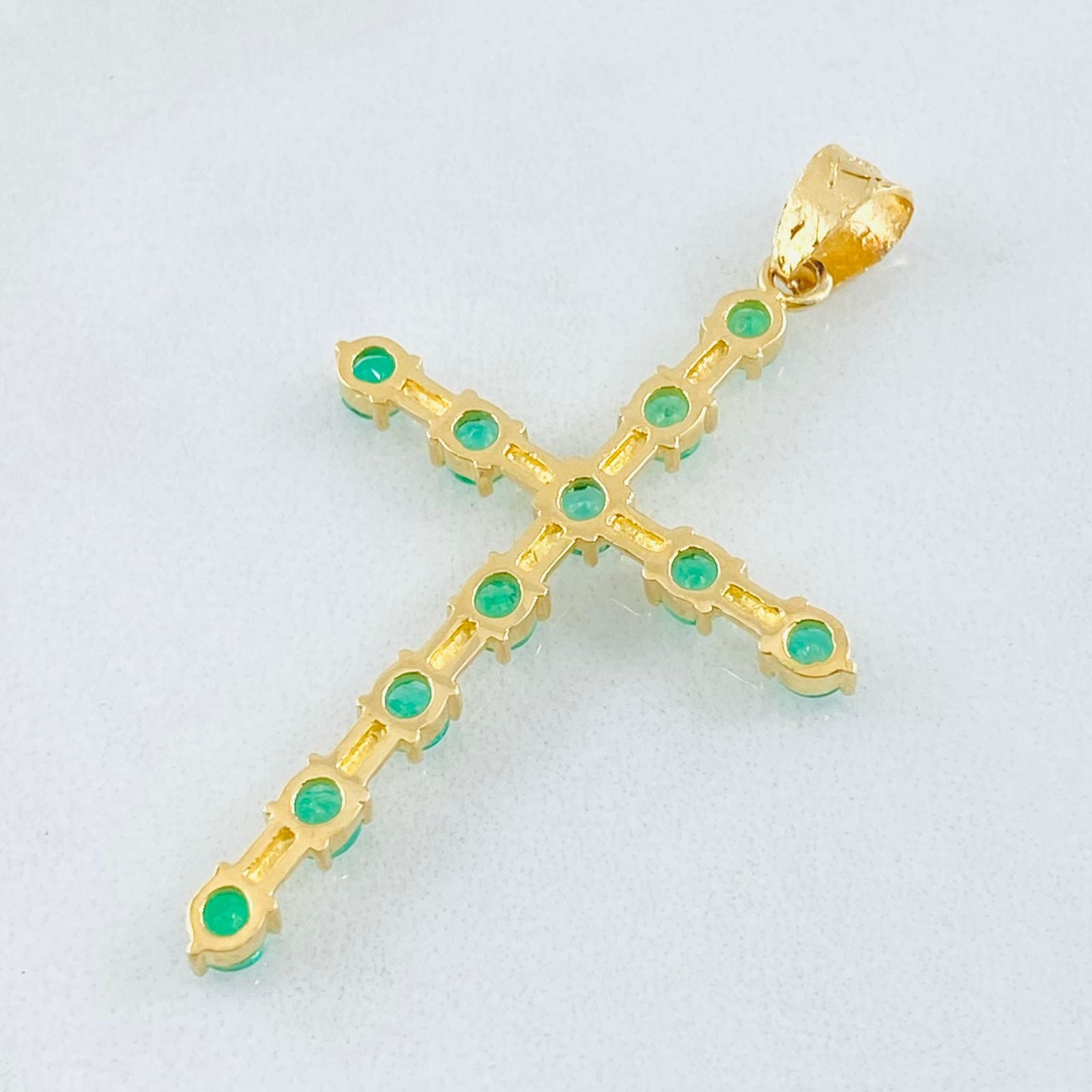 Dije Crúz Baculada 3gr / 4.6cm / Esmeraldas 1.21 Qts Oro Amarillo 18K (Joya) *