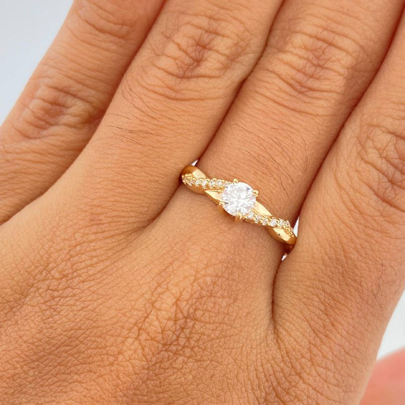 Anillo Solitario Entrelazado 3.35gr / T8 1/4 / Oro Amarillo 18K &