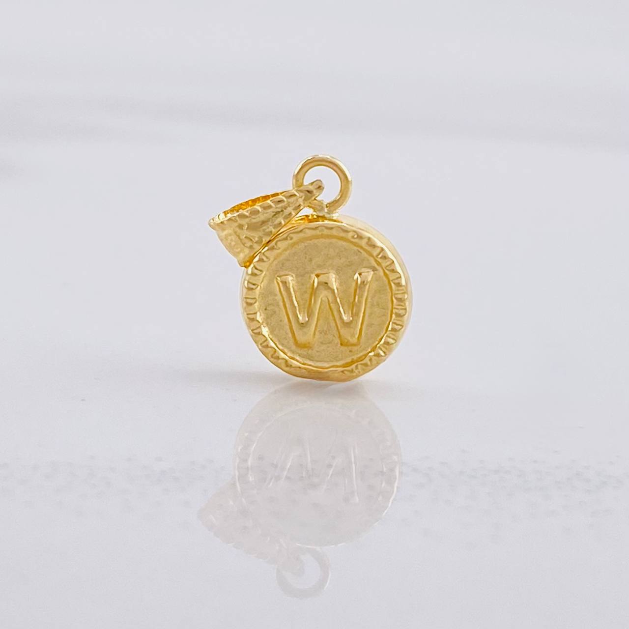 Dije Circulo Letra W 0.45g / 1.5cm Oro Amarillo 18K