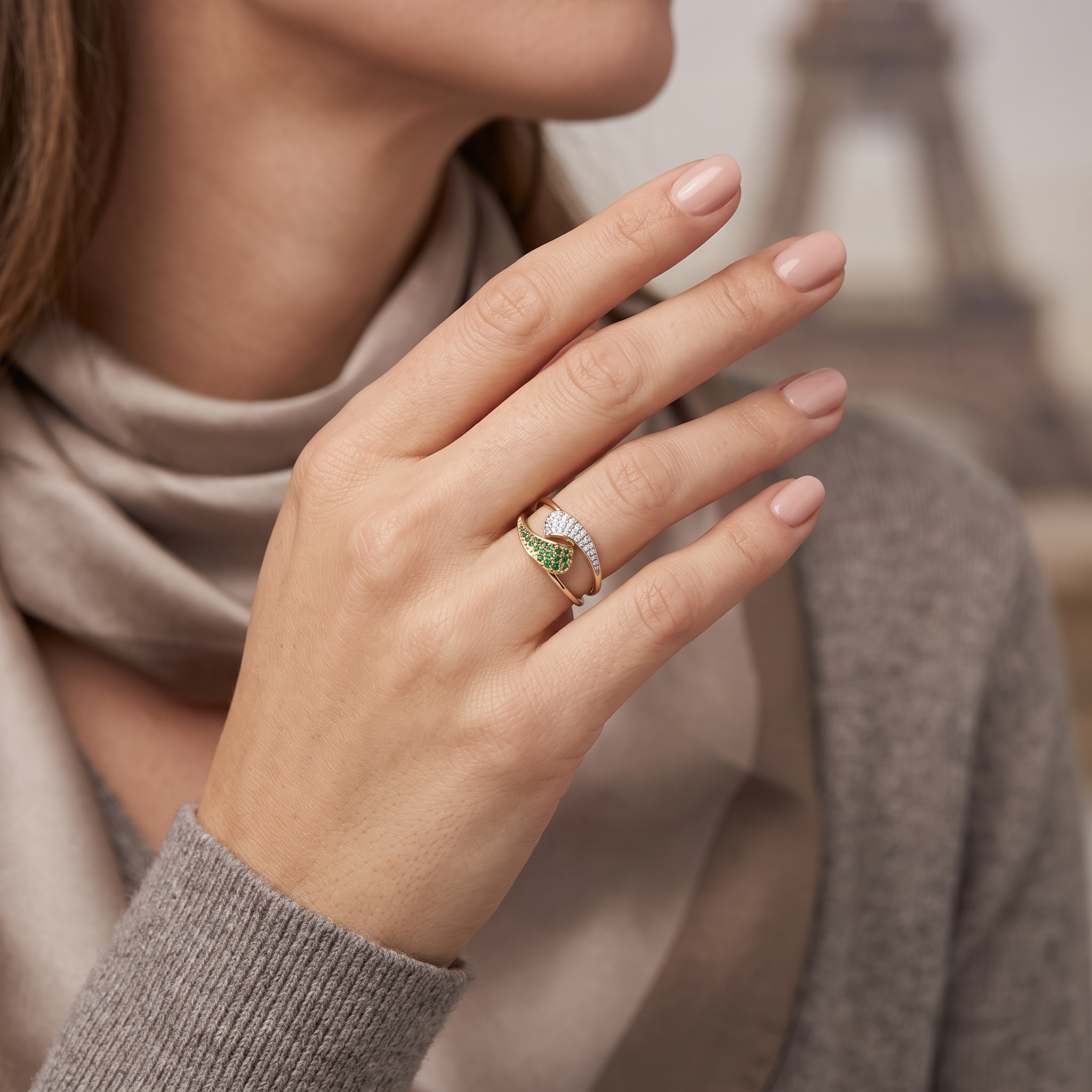 Anillo Abrazo Curvos 2.8gr / T6 / Circones Blancos Verdes Oro Amarillo 18K