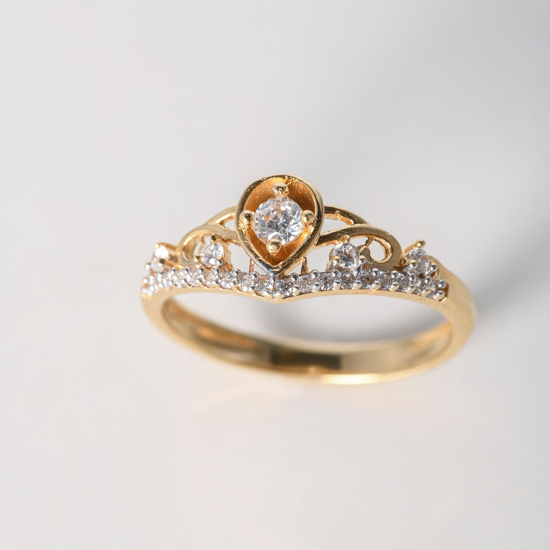 Anillo Tiara Gota Invertida 2.25gr / T6 1/2 / Circones Blancos Dos Oros Amarillo Blanco $