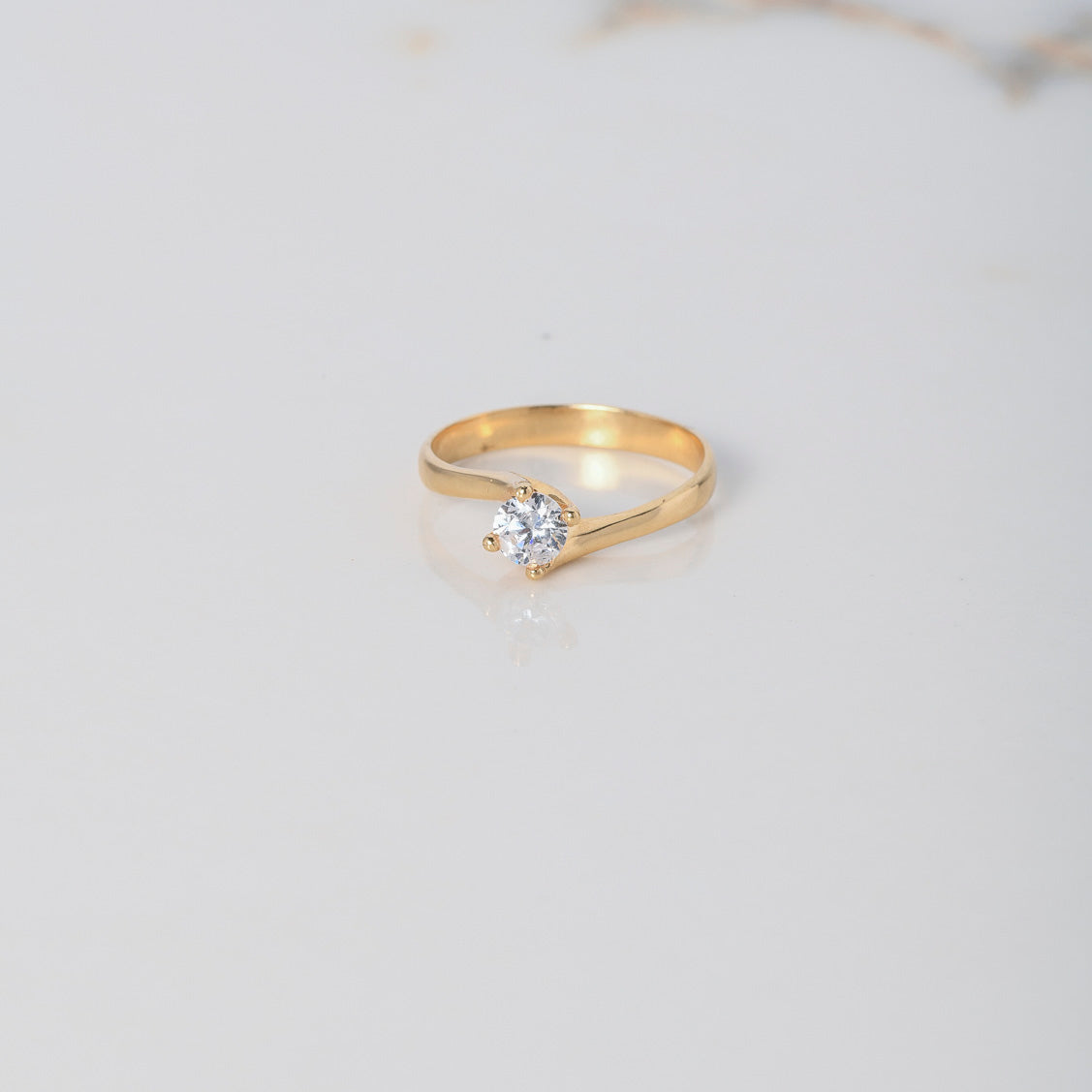 Anillo Linea Invertida 2.15gr / T6 / Solitario Circon Blanco Oro Amarillo $